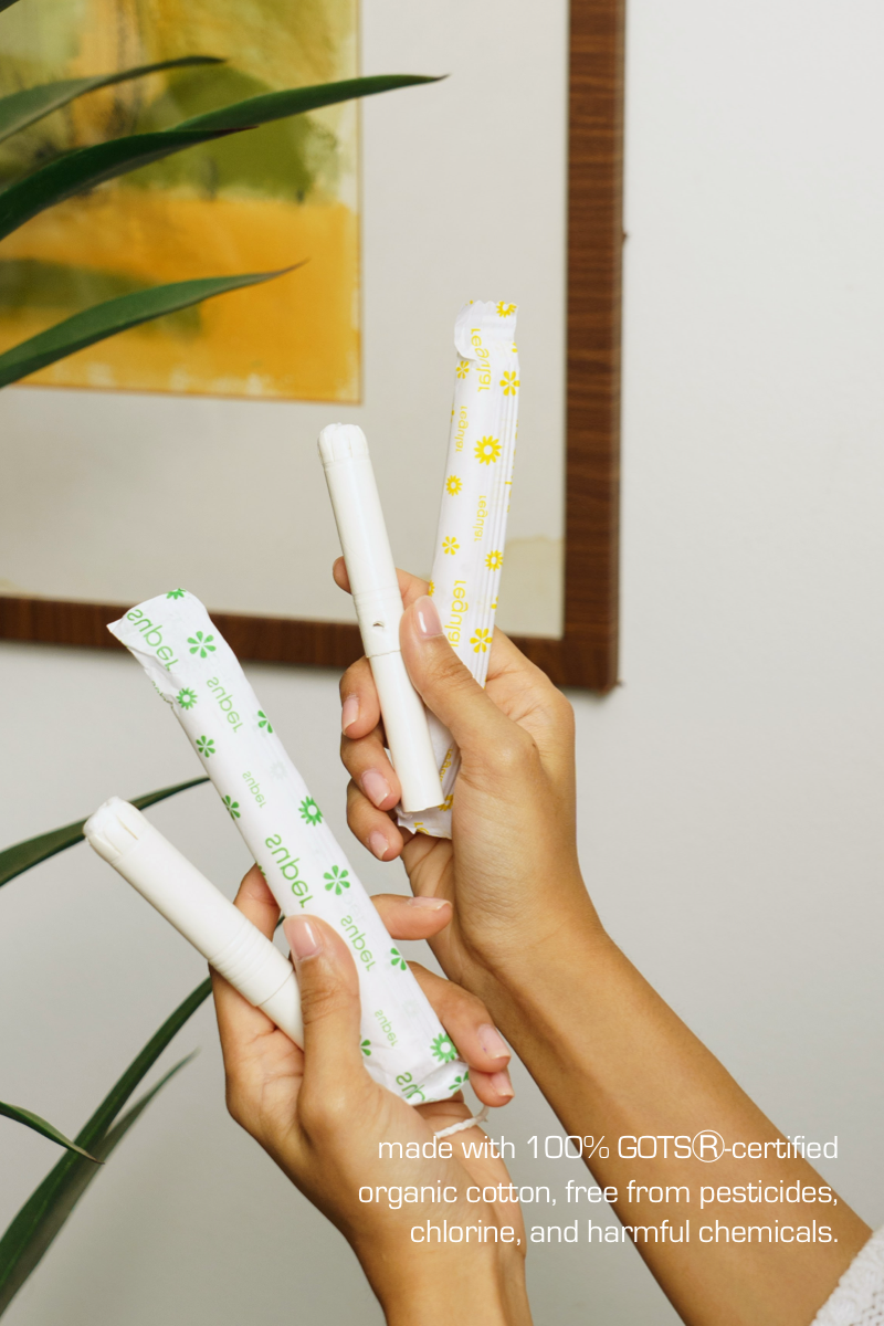 Hands holding organic cotton tampons Evi mae